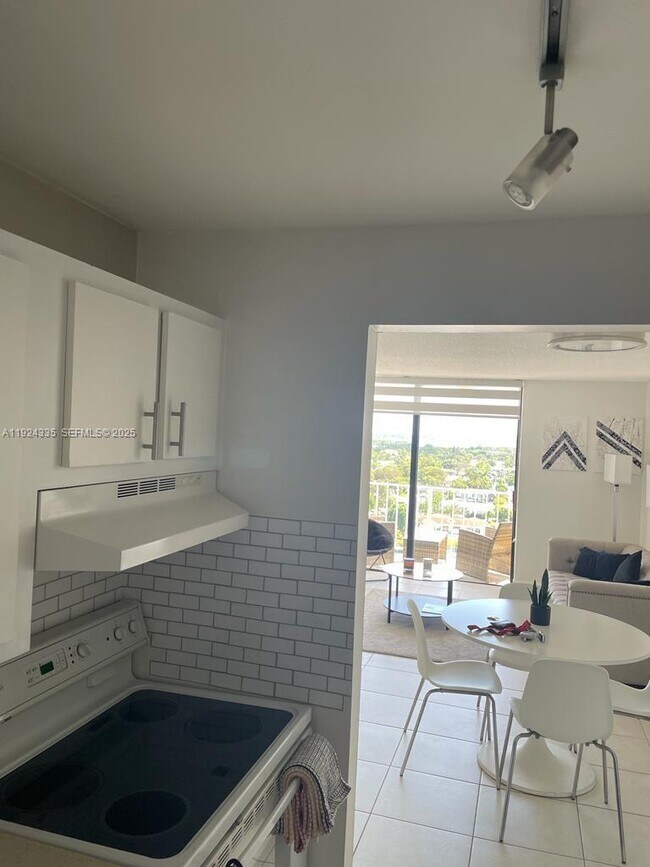 Building Photo - 2350 NE 135th St