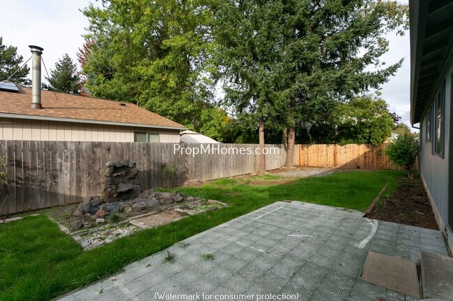 Building Photo - Quaint Ranch Style Home with Fenced Yard!