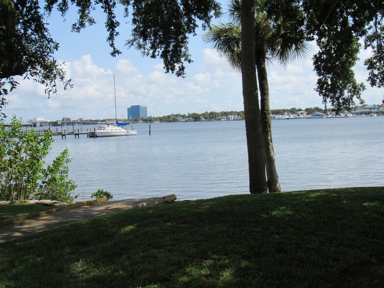 Riverfront park - 411 N Halifax Ave