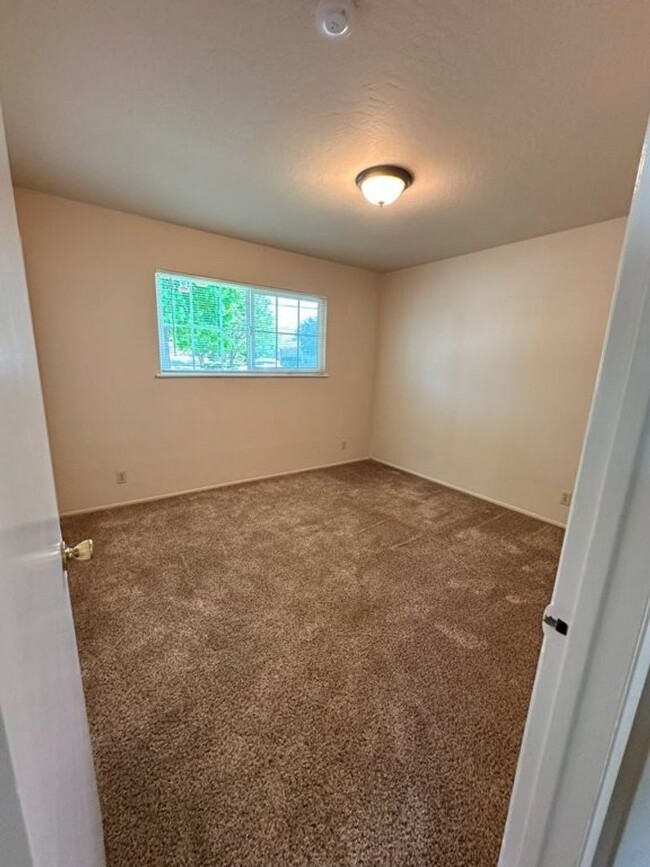 Building Photo - Lund/DUPLEX