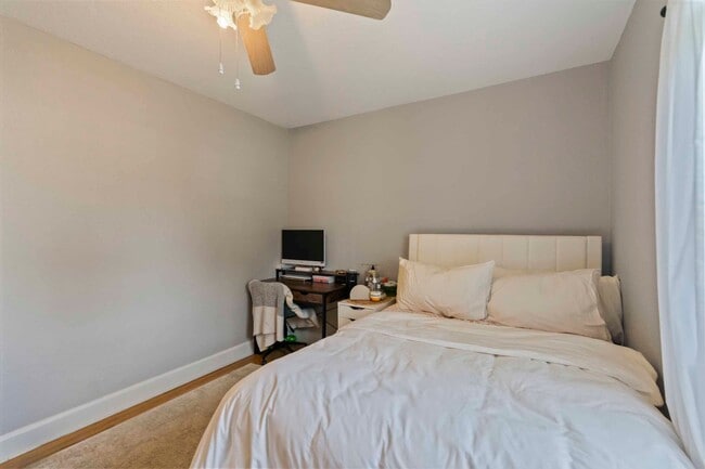 Building Photo - 548 NE 9th Ave