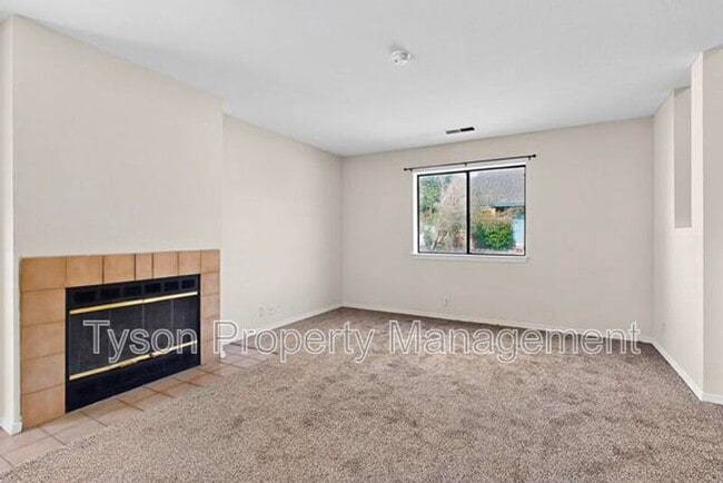 Building Photo - 1515 La Charles Dr NE