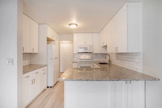 Building Photo - Spacious End Unit in Thornton