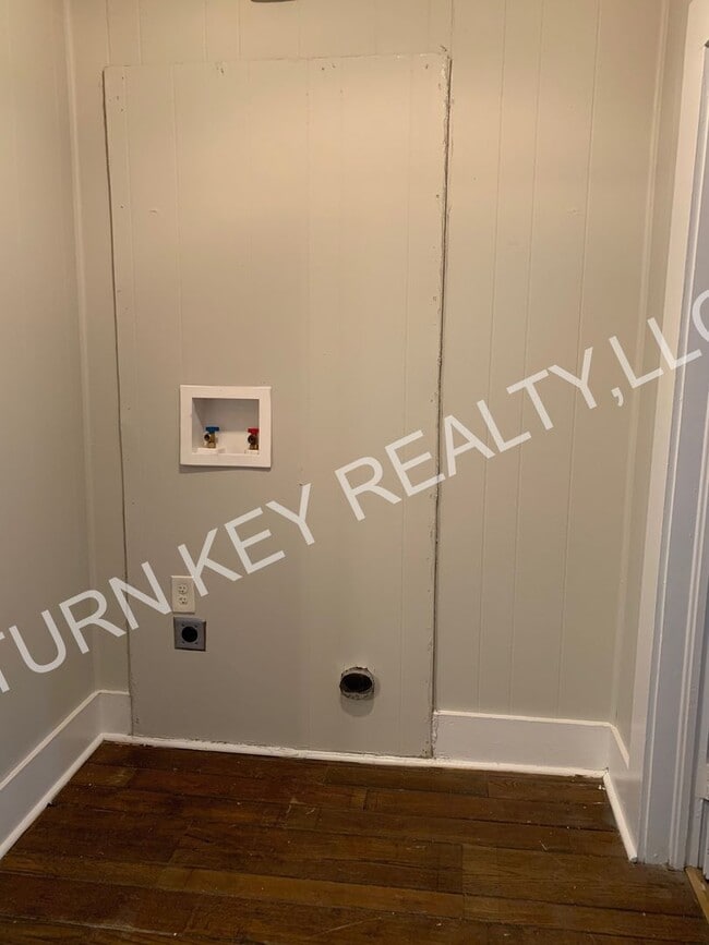 Building Photo - Apartment unit for rent in a Triplex Home in Irondale