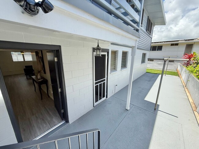 Building Photo - Modern two story Kaimuki home - all new ki...