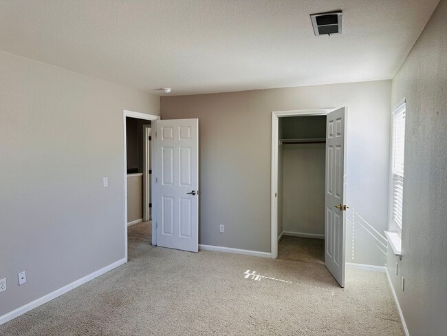 Building Photo - Full Bedroom and Bathroom Downstairs