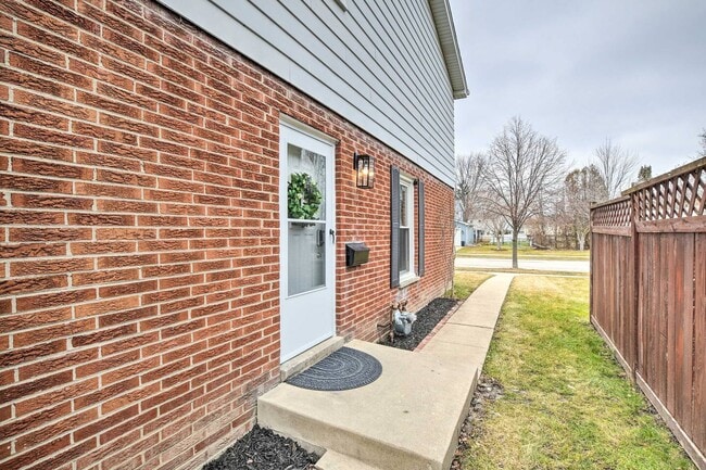 Building Photo - 505 E Valley Ln