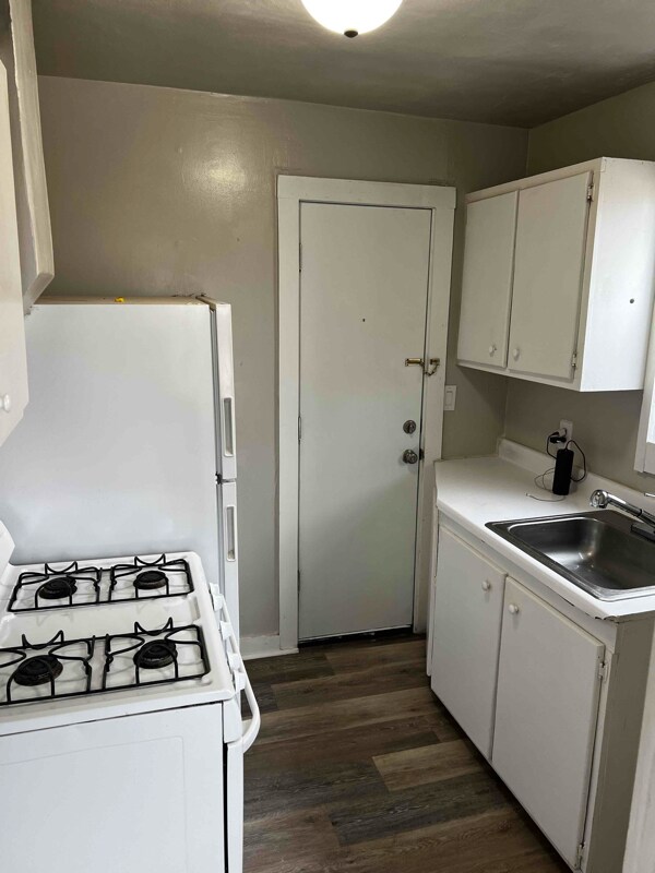 Building Photo - 704 S Abilene Ave