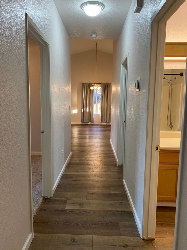 Building Photo - Large 4 bedroom 2 bath home FOR RENT!