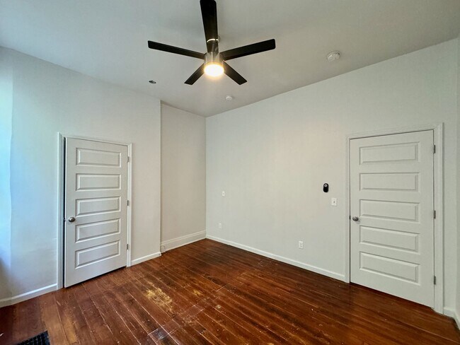 Building Photo - 4 bed/2 full bath Rental on Warner - Mins ...