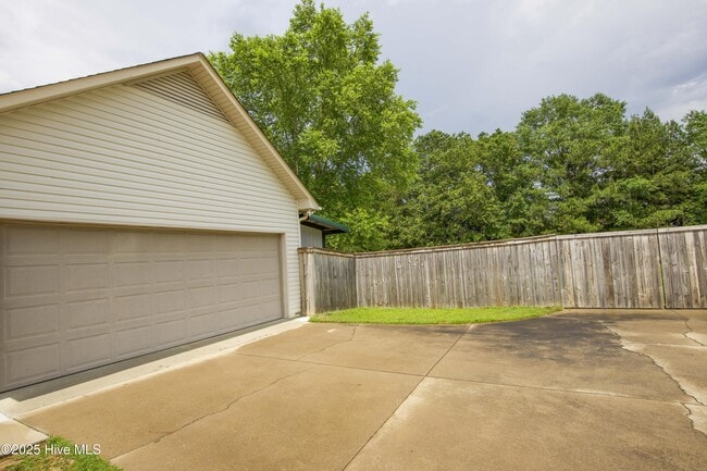 Building Photo - 102 Willow Creek Ln