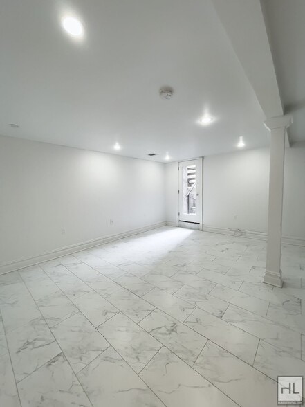 Building Photo - EASTERN PARKWAY / Spacious 4-Bed, 3-Bath D...