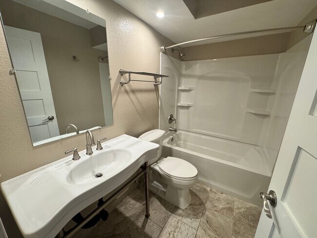 Building Photo - Beautiful 3-bed, 3-bath Home