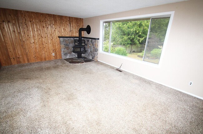Building Photo - MOUNTLAKE TERRACE 3 BED, 2 BATH HOME FOR R...