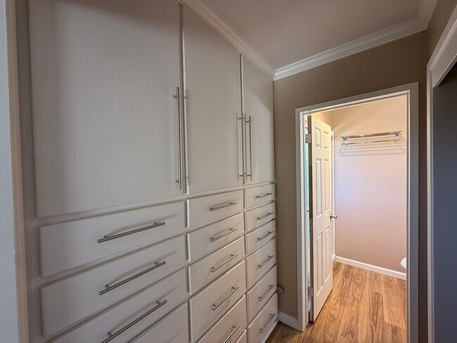 Building Photo - Large Ranch-Style Home in Vista