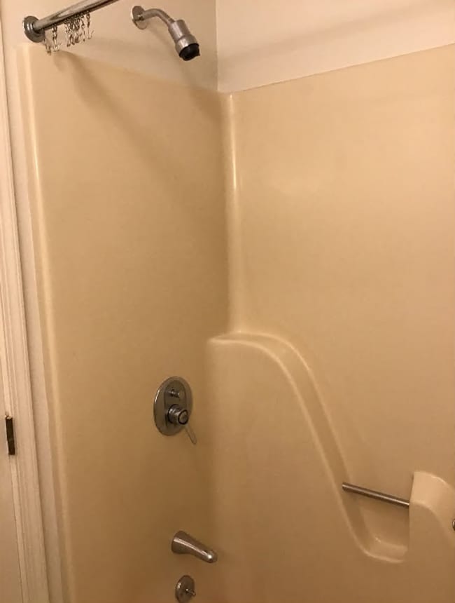 Building Photo - Cozy, end unit 2 bed/1 bath townhouse