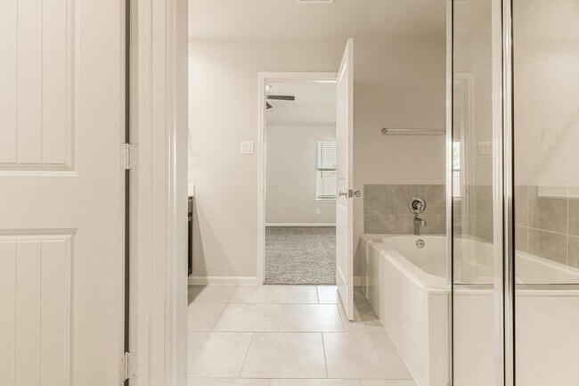 Building Photo - 7558 Highland Chase Dr