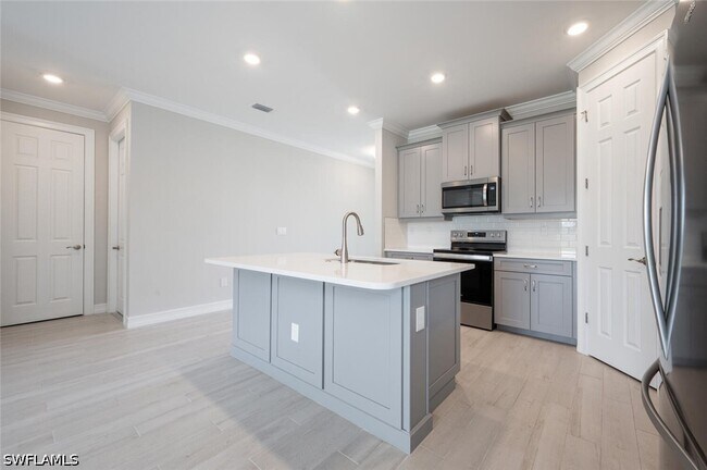 Building Photo - 28093 Sanibel Sands St