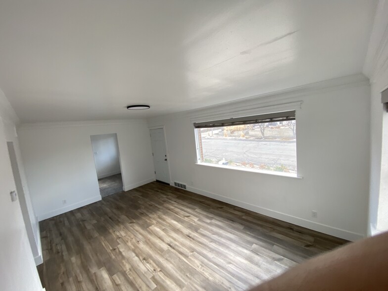 Building Photo - 1147 E Blaine Ave