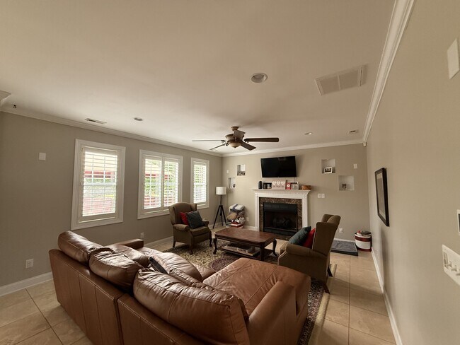 Building Photo - 704 Stagecoach Dr
