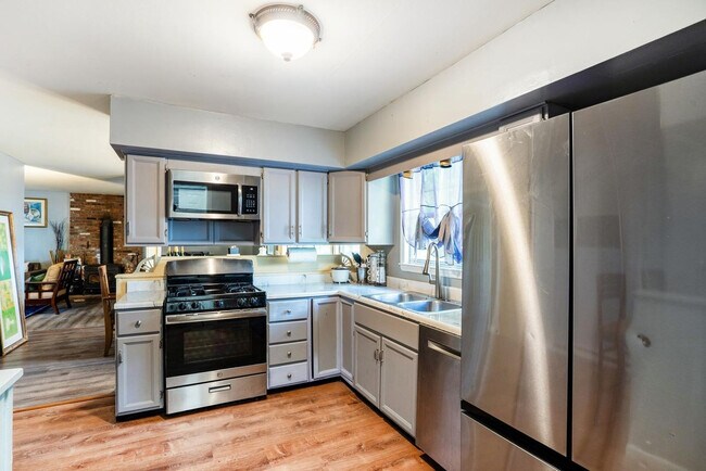 Building Photo - 247 Strawridge Rd