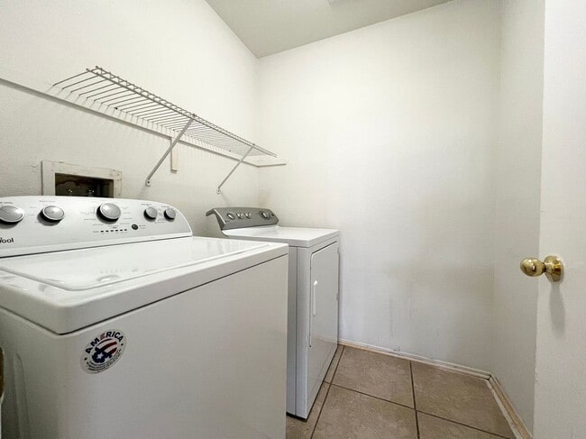 Building Photo - Beautiful 2 story single family house