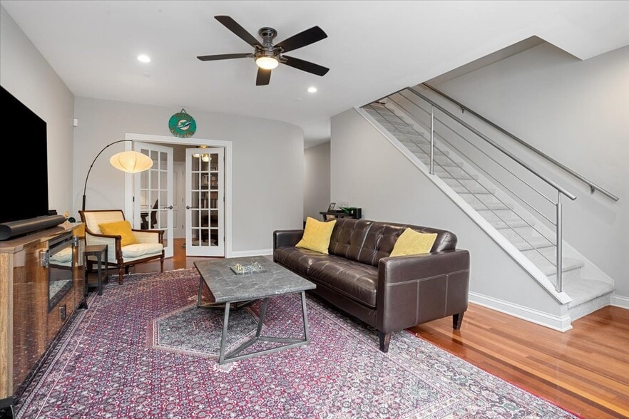 Building Photo - 1018 N Hermitage Ave