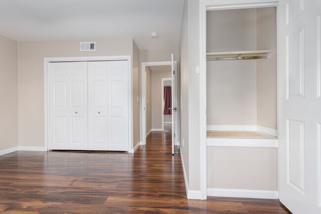 Building Photo - 617 Allenview Dr