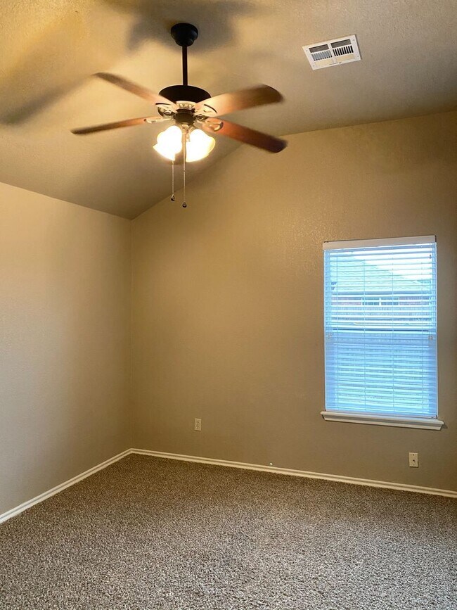 Building Photo - Great Family Home in the Heatherwood Addit...