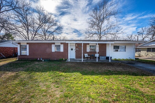 Building Photo - 4 Bedroom Rental Available February 15th!