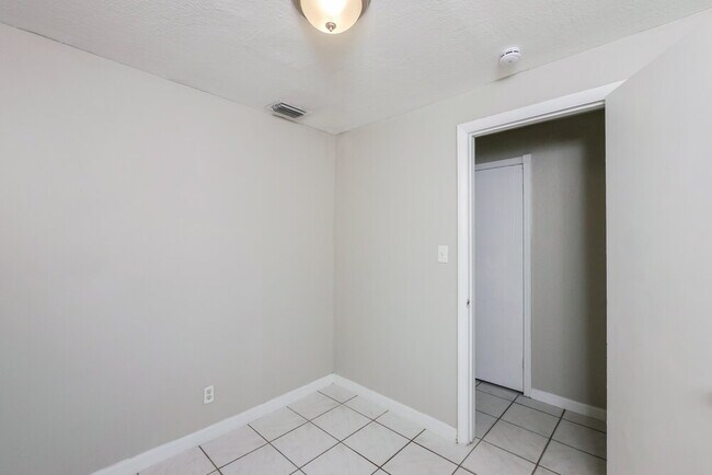 Building Photo - 4110 NW 39th Ave