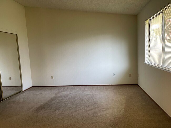 Building Photo - 3 Bedroom 2 Bathroom in Pocket