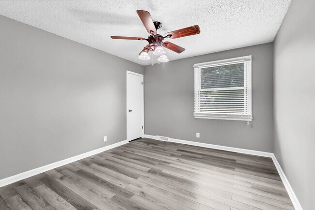 Building Photo - Wonderful 3 bed 2 bath with a modern interior