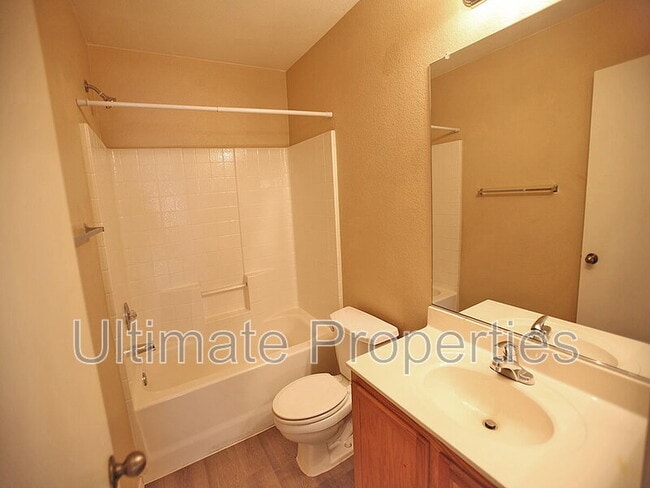 Building Photo - 12706 W Ash St