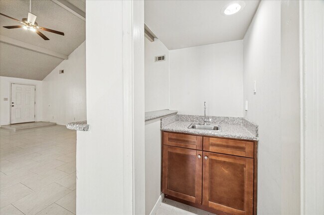 Building Photo - 1907 Sedgie Dr