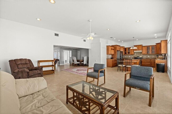 Building Photo - 710 116th Ave