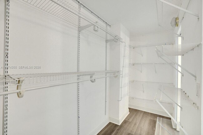 Building Photo - 1450 Brickell Bay Dr