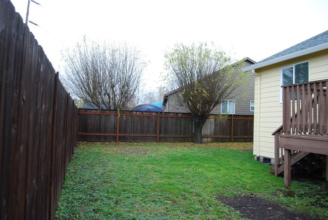 Building Photo - Well, Maintained 3 Bedroom McMinnville OR