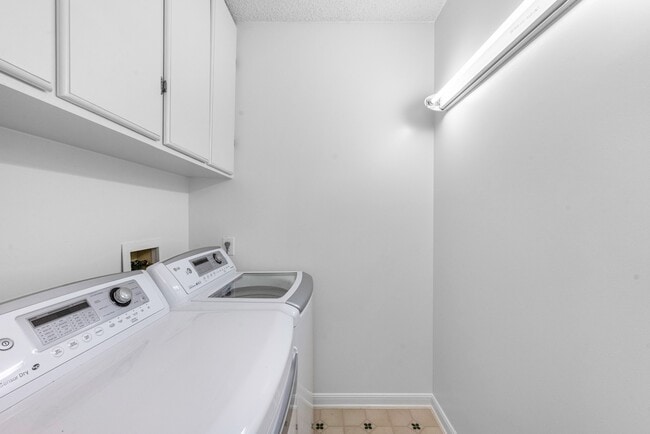 Building Photo - 5150 Hidalgo St