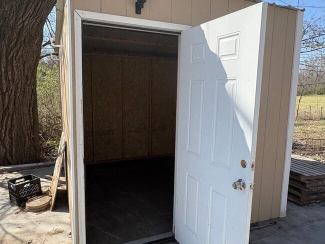 Building Photo - 2 bed 1 bath house!