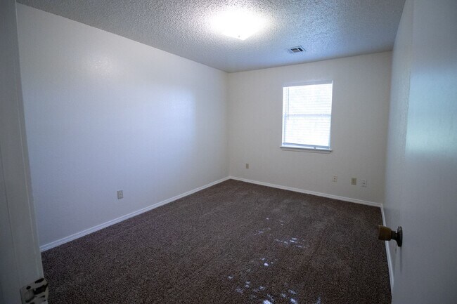 Building Photo - 1706 Jennifer Cir