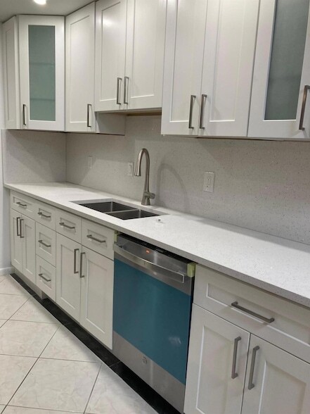 Building Photo - 2070 Yarmouth E