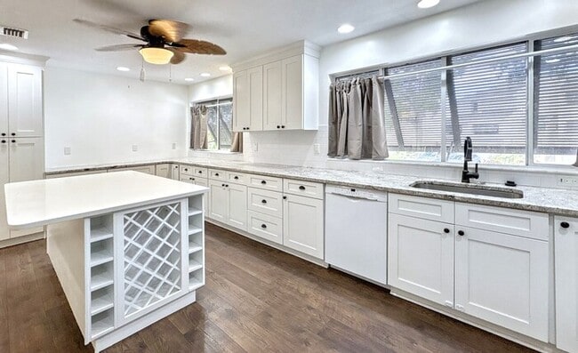 Building Photo - 13963 Lake Point Dr