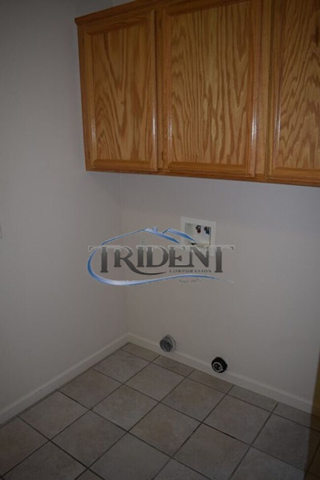 Building Photo - 4 bedroom, 3 bath house with den/office