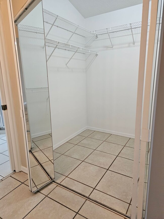 Building Photo - 627 25th Dr E