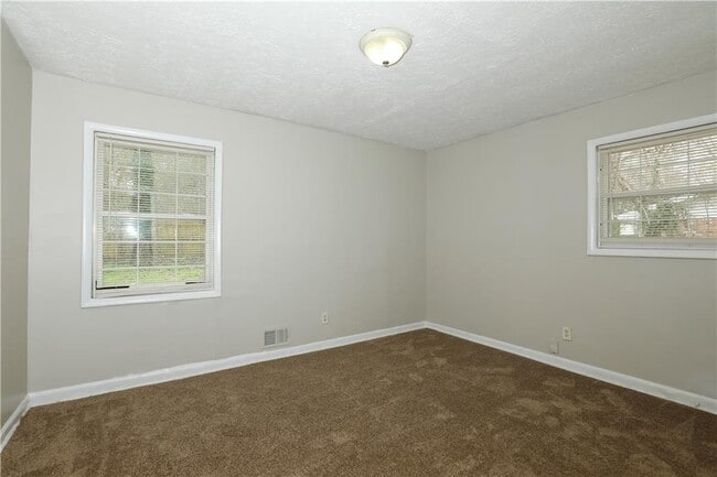 Building Photo - 722 Tara Cir SE