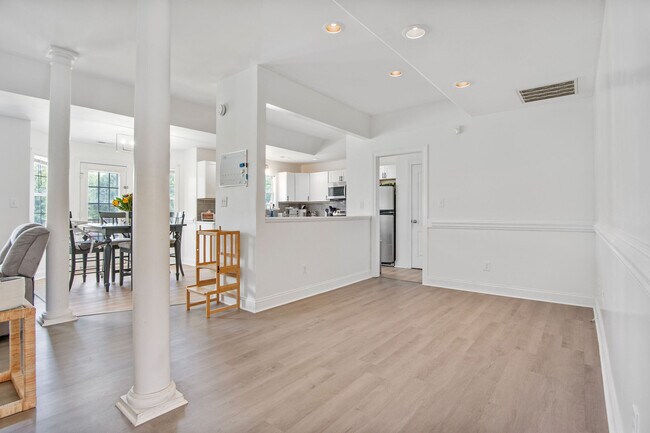 Building Photo - 202 Weeping Hollow Ct