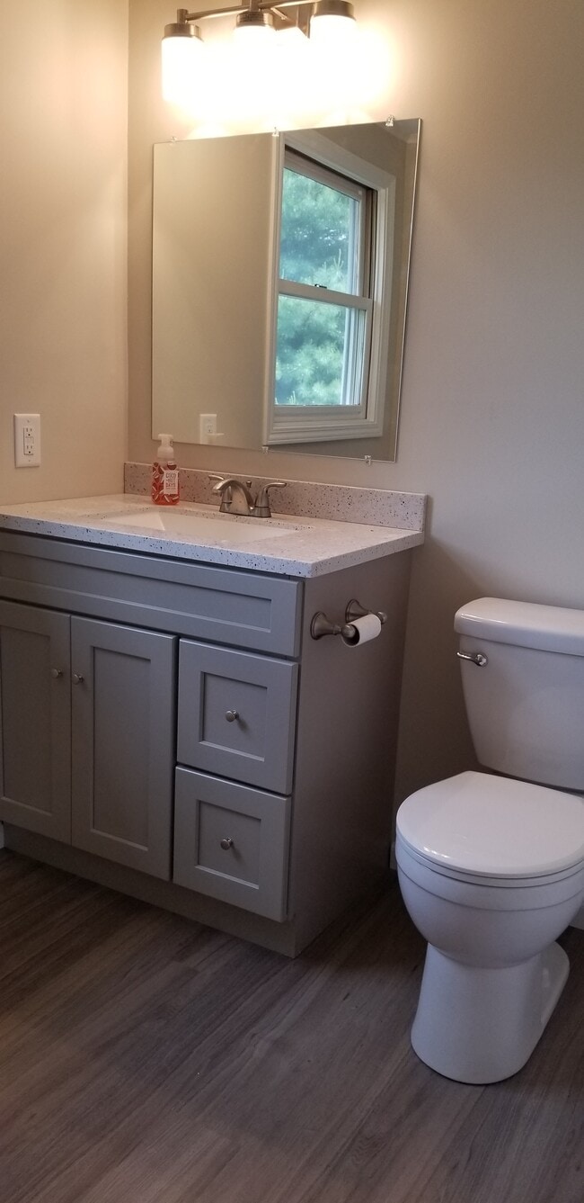 Full bathroom - 1 Maple St