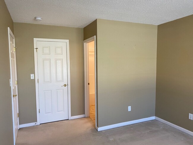 Building Photo - 165 Farm Ln
