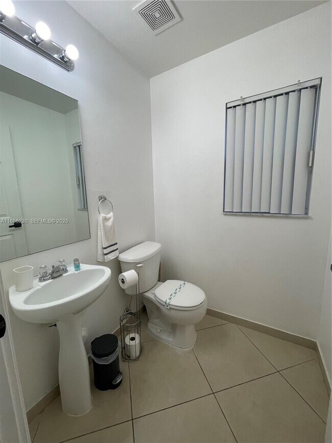 Building Photo - 3450 NW 17th Terrace